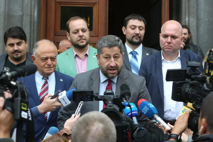 Десните избори продължават. Ще се изправи ли Радан Кънев срещу Атанас Атанасов за лидер на ДСБ