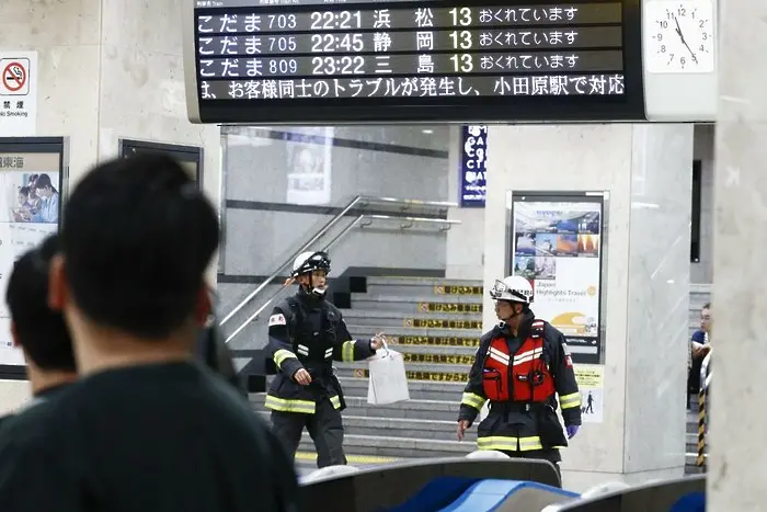 Мъж нападна хора с нож на жп гара в Токио