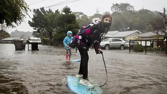 Силна буря парализира части от Калифорния