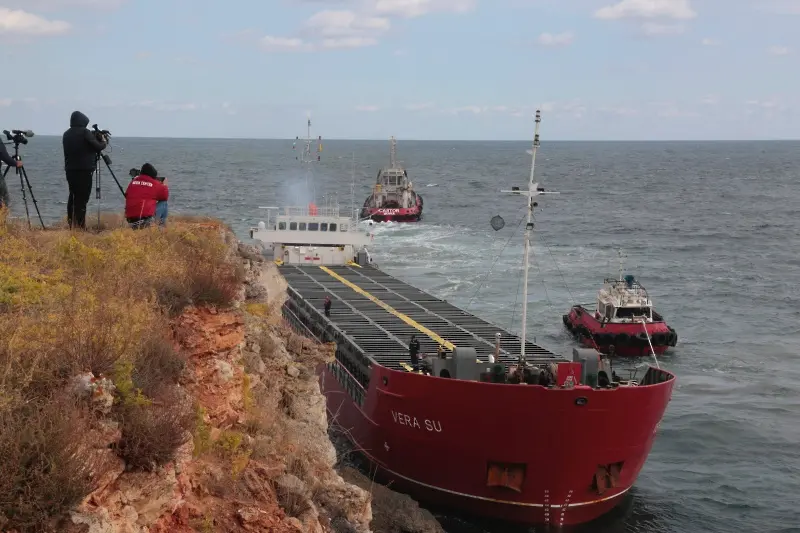 Опасност от екокатастрофа, високи вълни могат да разбият кораба до Камен бряг