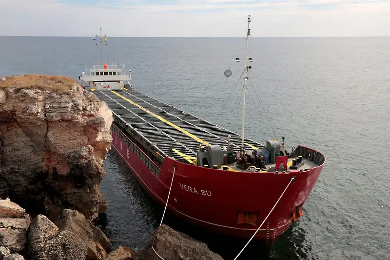 Започва разтоварване на заседналия край Камен бряг кораб. Има данни за замърсяване