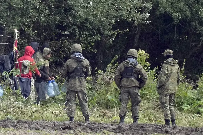 Полша разполага 10 000 войници по границата с Беларус