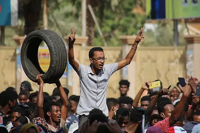 Седем убити и 140 ранени при преврата в Судан (СНИМКИ)