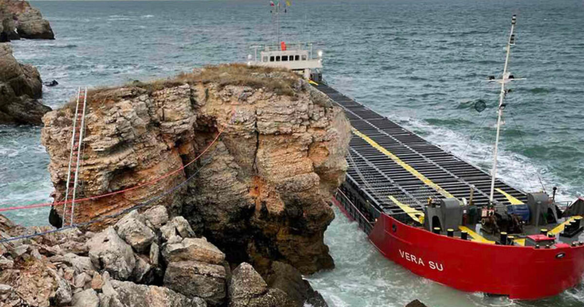 Капитанът и вторият помощник-капитан на кораба Вера Су са задържани