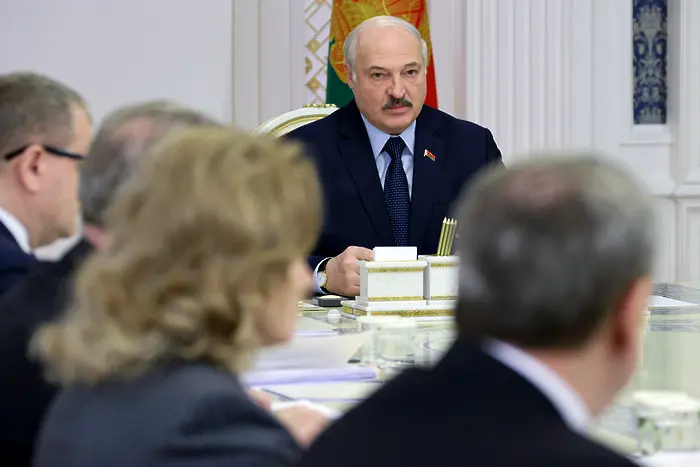 Лукашенко сменя тона: Да не стигаме до бой със съседите
