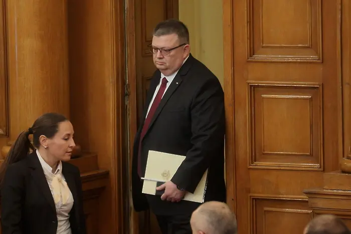 Цацаров: Премиерът обяви за отнетия ми достъп, преди да ми връчат акта