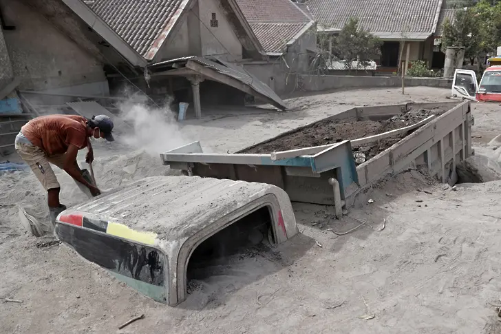 14 са загиналите от вулкана в Индонезия
