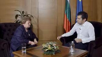 Кирил Петков пита проф. Аргирова: за България като COVID гето и кога ще е пикът на Омикрон