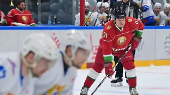 А Лукашенко играе хокей