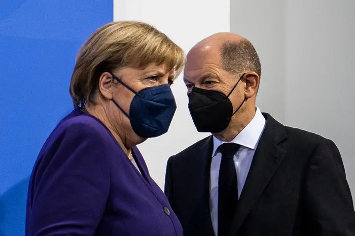 Меркел предаде на Шолц кабинета си в канцлерството