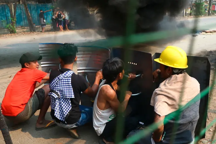 Най-малко петима загинали и десетки ранени при протести в Мианма