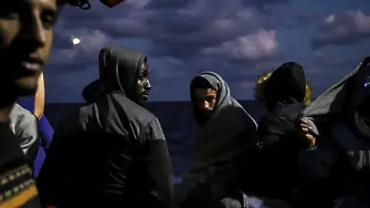 Кораб спаси близо 100 мигранти в Средиземно море