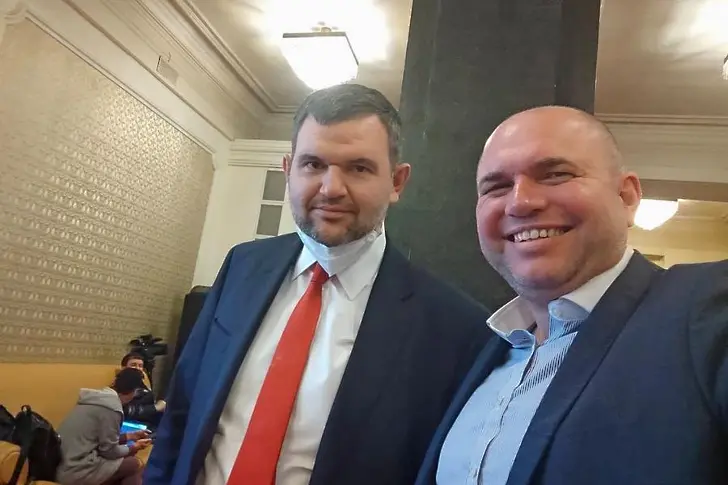 Депутат от ДБ си направи селфи с Пеевски, после го изтри