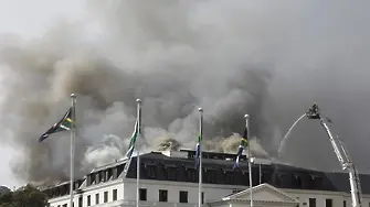 Парламентът на Южна Африка гори... отново (ВИДЕО)