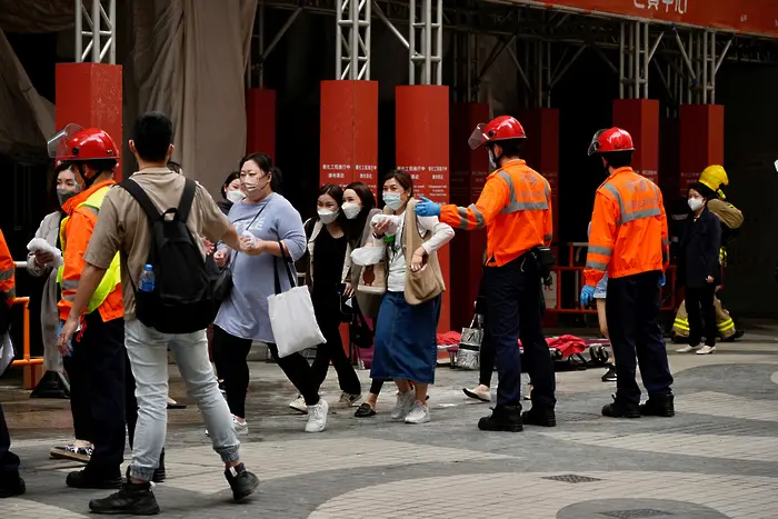 Пожар блокира стотици хора в търговски център в Хонгконг