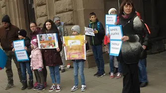 Родители протестират в София с искане за присъствено обучение на децата (СНИМКИ)
