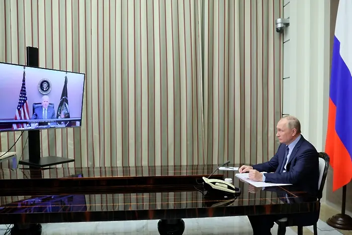 Какво видяха във видеоразговора Путин-Байдън западните и руските вестници