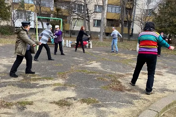 Пенсионери играят гимнастика и карти в столичния жк 