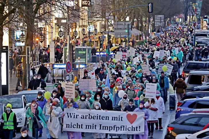 Хиляди на протести в Германия срещу задължителната ваксинация