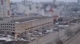 Десетки загинаха след бомбардировки в Харков (ВИДЕО)