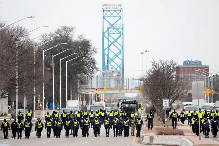 Канада отвори блокирания мост към САЩ