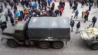 Украинци спират руски танкове с голи ръце (ВИДЕО)