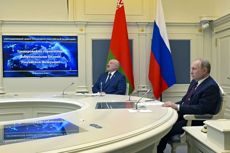 Путин и Лукашенко заедно гледат изстрелването на балистични ракети (СНИМКИ)