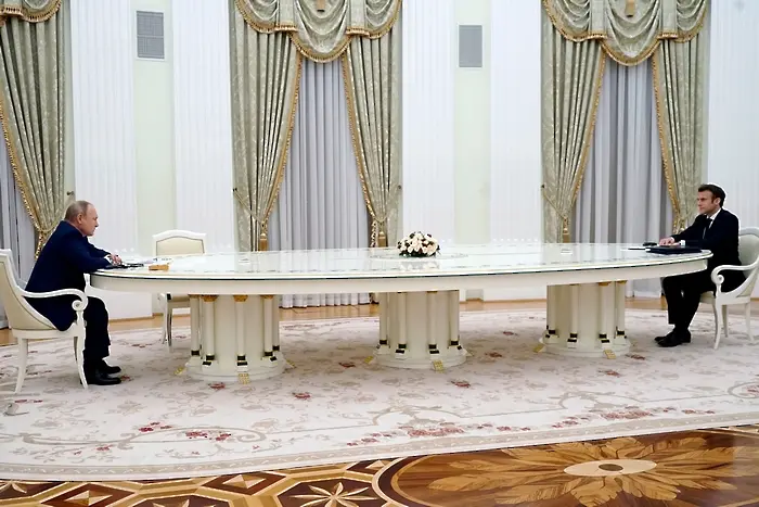 Защо между Путин и Макрон имаше 4-метрова маса? (СНИМКИ)