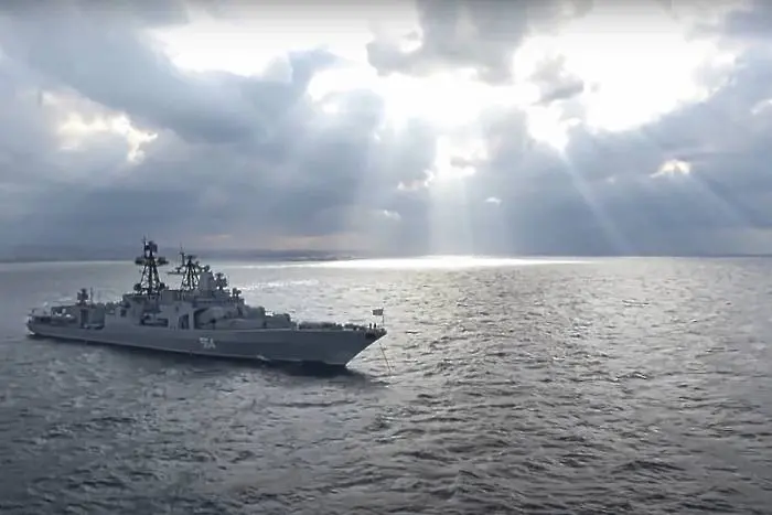 Държавно пиратство в 21-ви век: Руски бойни кораби се прикриват зад цивилни съдове