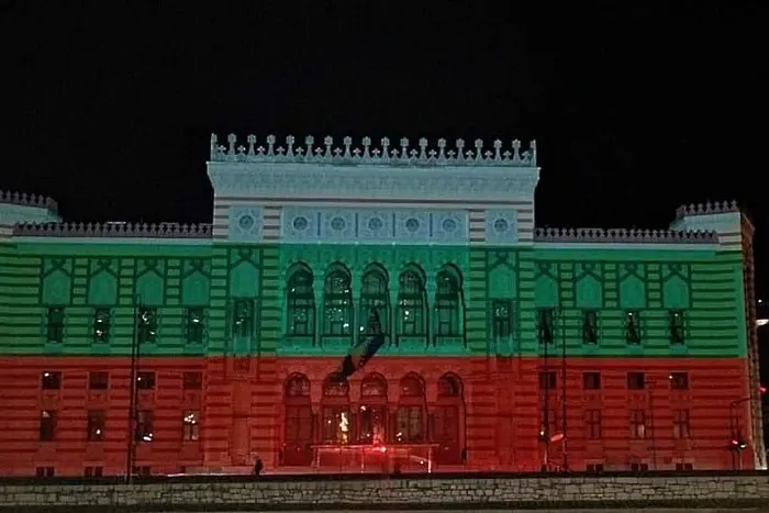 Кметството в Сараево светна в цветовете на българското знаме