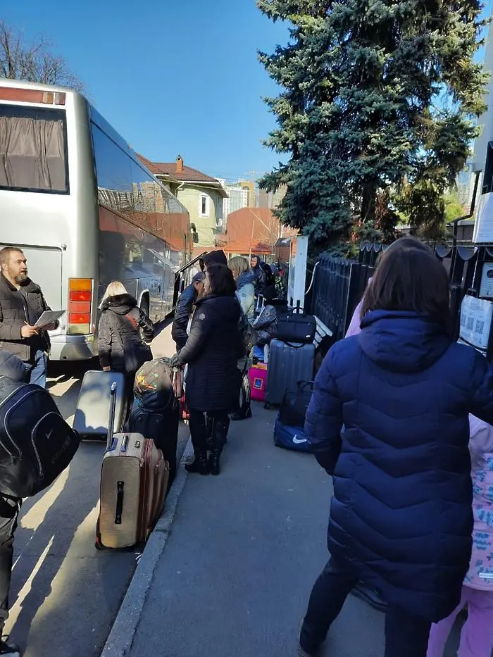 Войната: Пристигнаха първите автобуси от Украйна