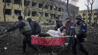 Бременна жена и бебето ѝ загинаха след бомбардирането на родилно в Мариупол (ВИДЕО)
