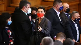 Парламентът още протака военната помощ, депутати питат: Кулеба да не е в София за рождения си ден