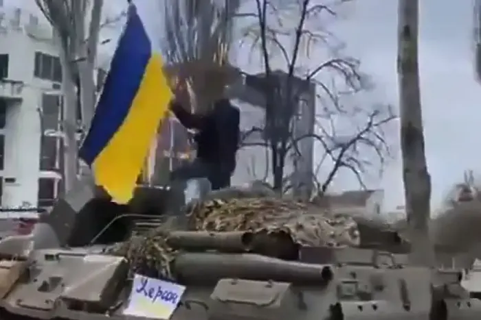 Само в Херсон: Украинец се качи на руски танк и развя знамето на страната си (ВИДЕО)