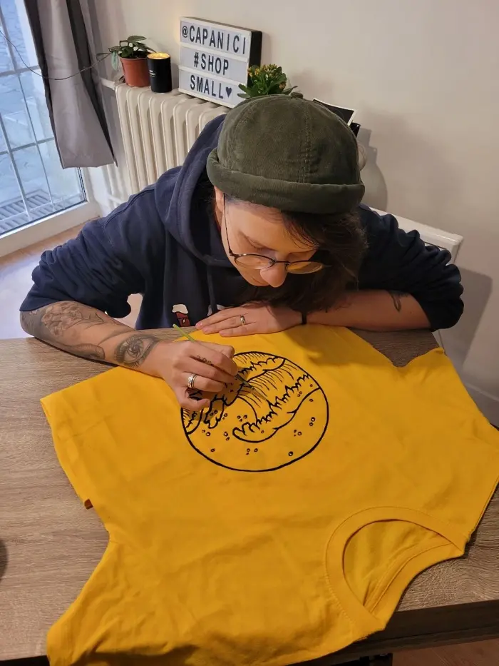 Поръчай тениска, помогни на дете-аутист да рисува
