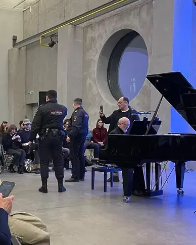 Руската полиция прекъсна концерт заради украинска музика (ВИДЕО)