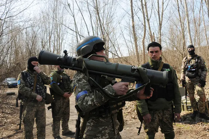 Дълга руска военна колона се движи към Донбас