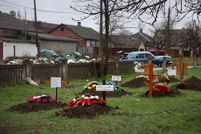 Градският съвет на Мариупол: Руснаците забраняват погребенията, изравят трупове