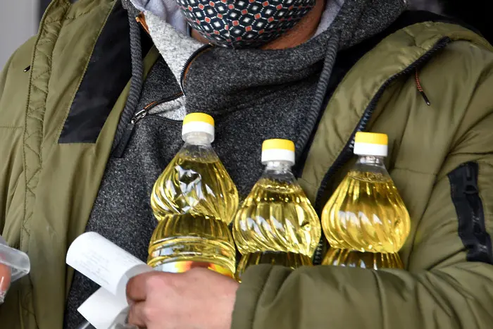 Крадци със замах откраднаха 100 бутилки олио
