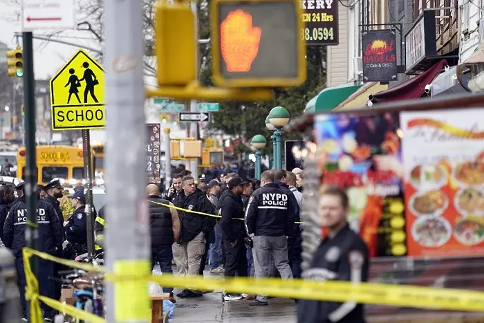 Най-малко петима простреляни и още 13 пострадали при стрелбата в метрото на Ню Йорк (ВИДЕО)
