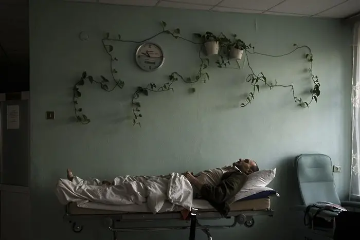 Ранен мъж лежи в коридора на болница. Снимка АП/БТА