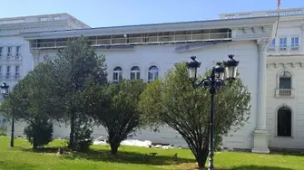 Античният стиропор от сградата на македонското правителство вече пада