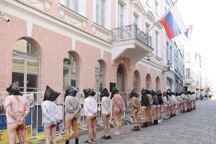 Полуголи жени на протест пред руското посолство в Талин (СНИМКИ)