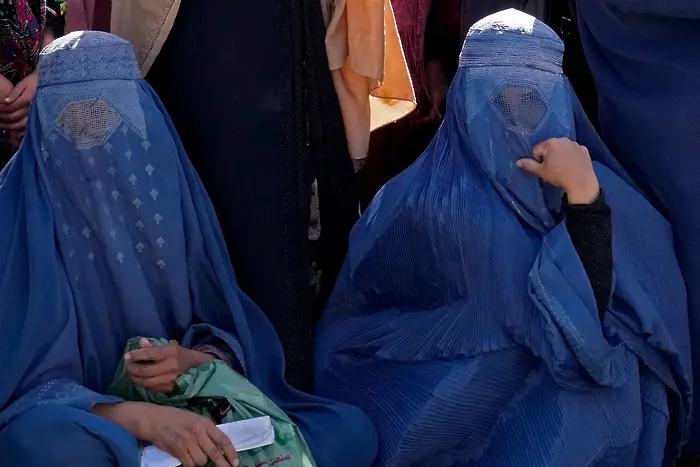 Афганистан: Всички жени с бурки на обществени места