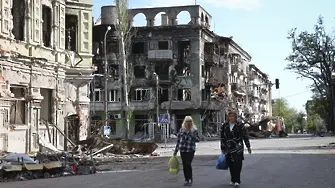 В Мариупол руснаците извозват труповете заедно с бетона