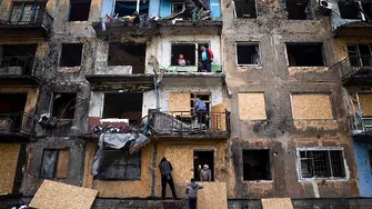 Поне 15 души загинаха при руски обстрел на жилищна сграда в Донецк