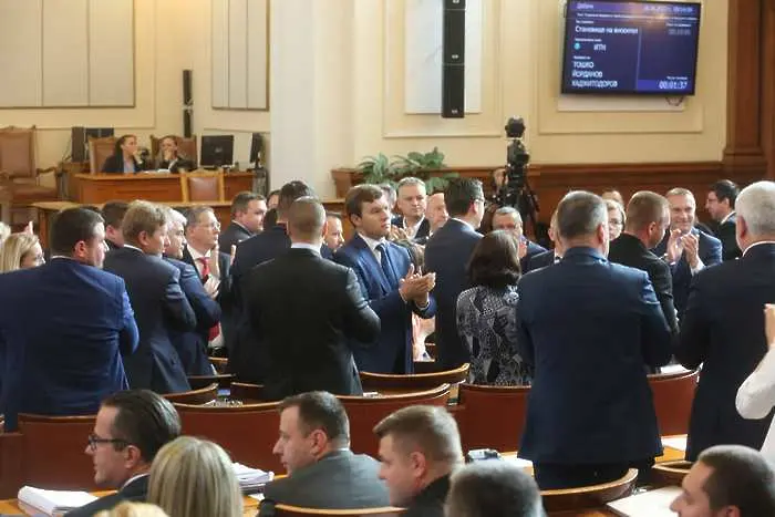 Аплодисменти и оставка за Никола Минчев