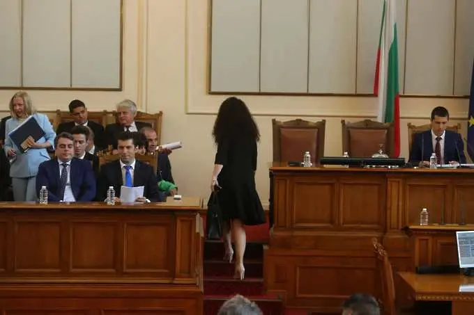От 19:10 ч парламентът гласува вота на недоверие
