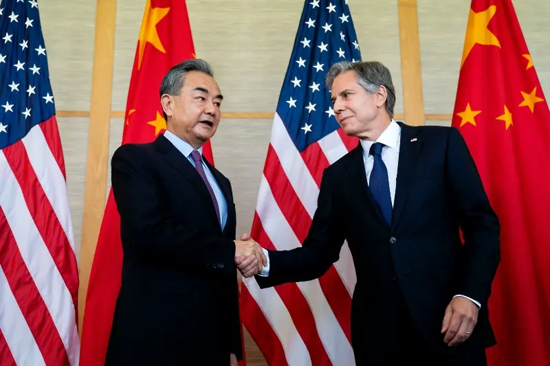 САЩ и Китай се срещнаха в Индонезия в опит да успокоят напрежението