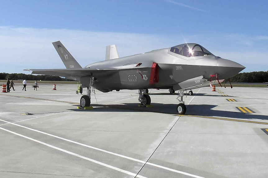 Чехия иска да купи US изтребители Ф-35 и шведски бойни машини на пехотата 